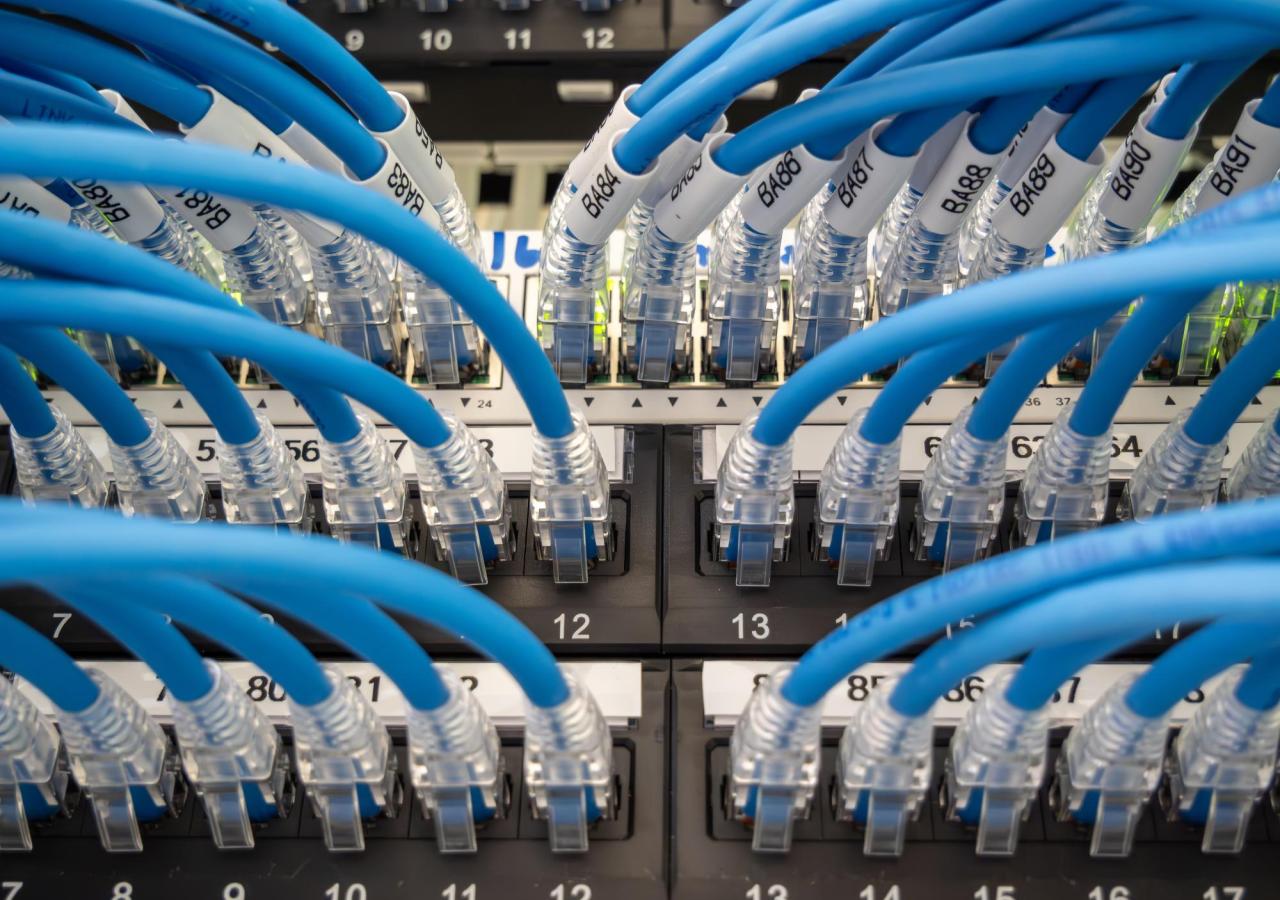 Netzwerkserverraum mit Patchpanel für Kabel 