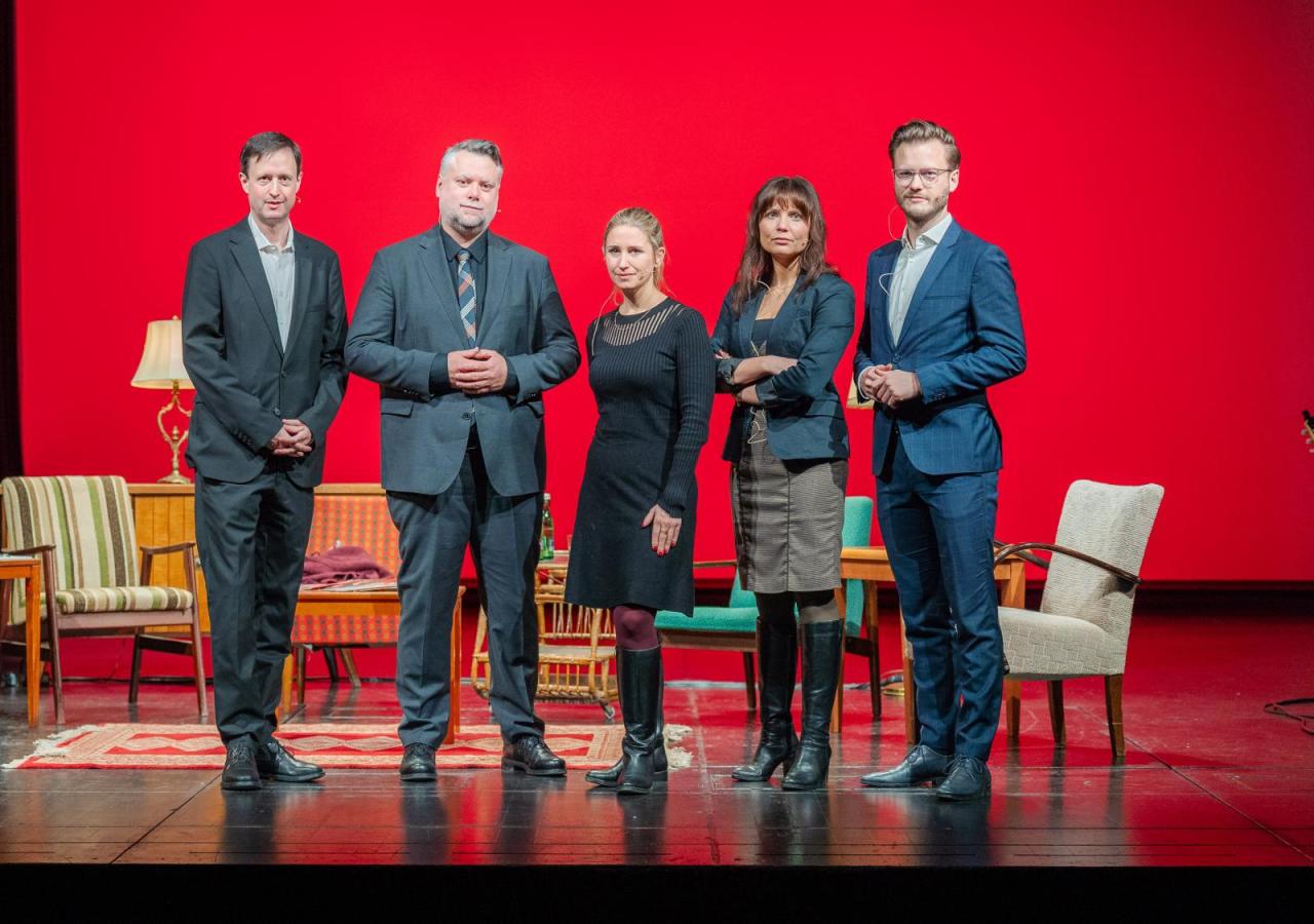 Stefan Melichar, Martin Ortner, Anna Thalhammer, Marina Delcheva und Jakob Winter im Theater Akzent.
