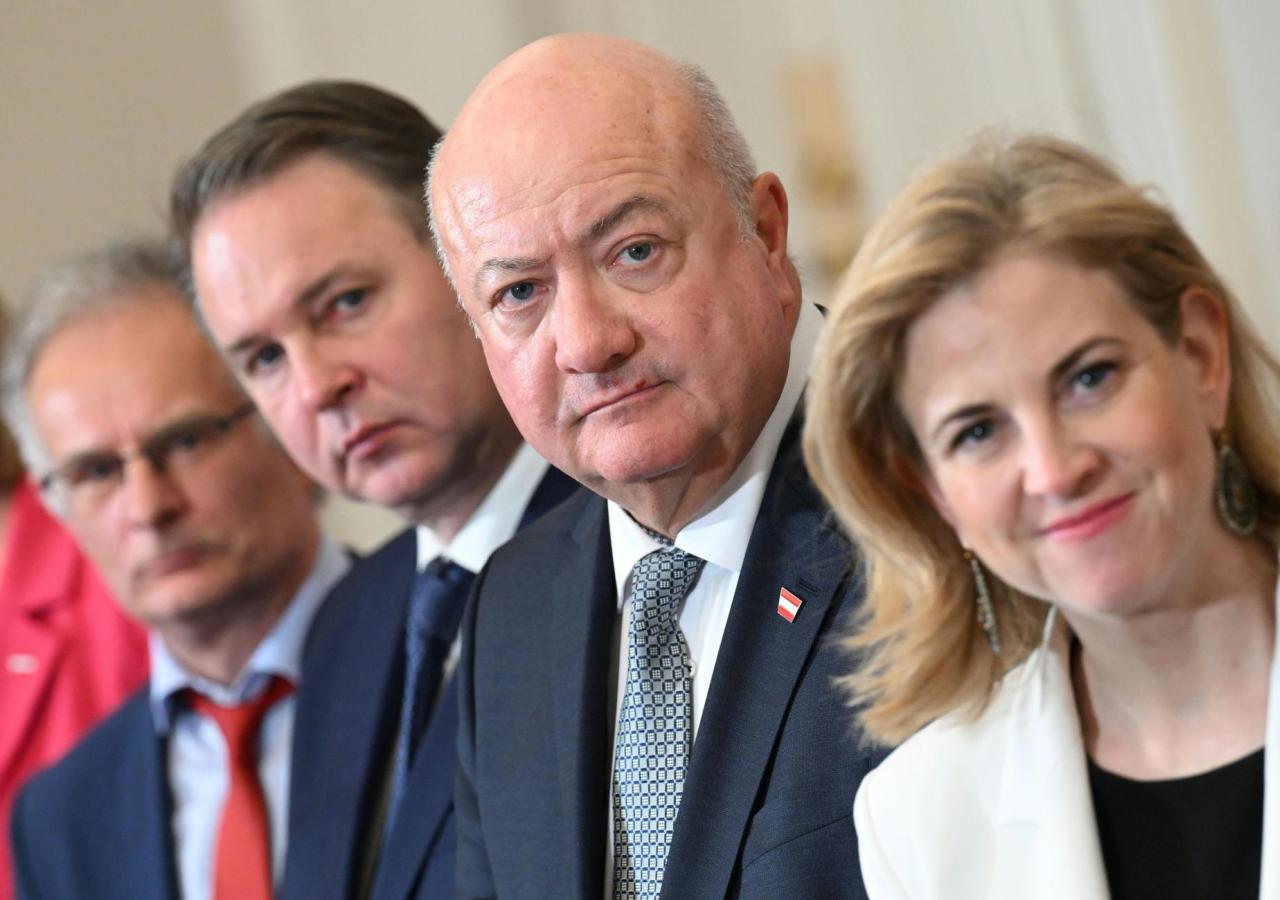 Finanzminister Markus Marterbauer (SPÖ), Vizekanzler Andreas Babler (SPÖ), Bundeskanzler Christian Stocker (ÖVP) und Außenministerin Beate Meinl-Reisinger (NEOS) anl. eines Arbeitsgesprächs der Bundesregierung im Bundeskanzleramt 
