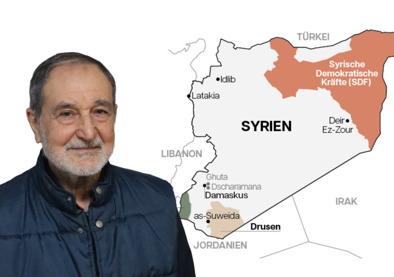 Ein Mann (Riad Darar) steht vor einer Karte.