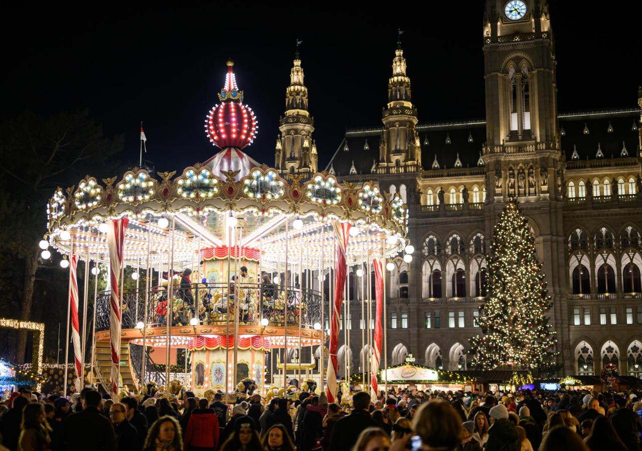 karussell dreht sich vor rathaus am wiener christkindlmarkt