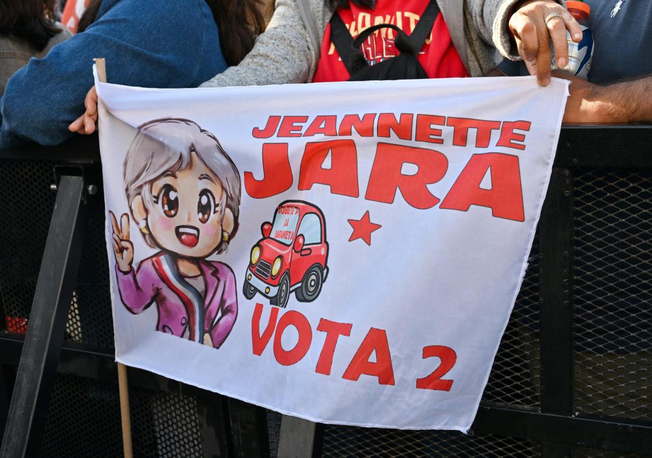 Flagge mit einem Cartoon-Charakter und einem Traktor darauf, es steht: "Jeannette Jara vota 2"