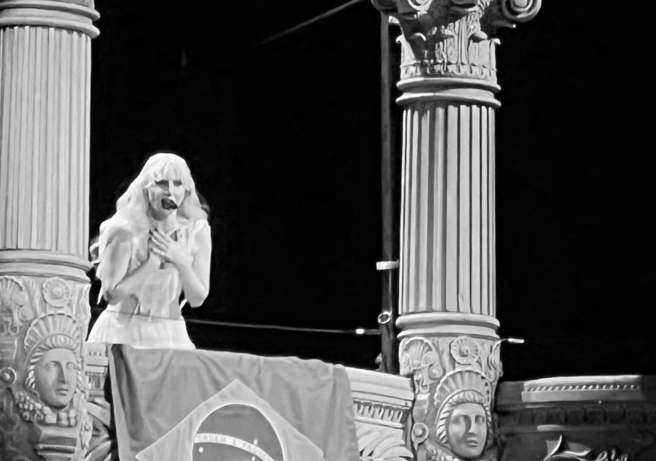 Lady Gaga auf einem Balkon mit der brasilianische Flagge