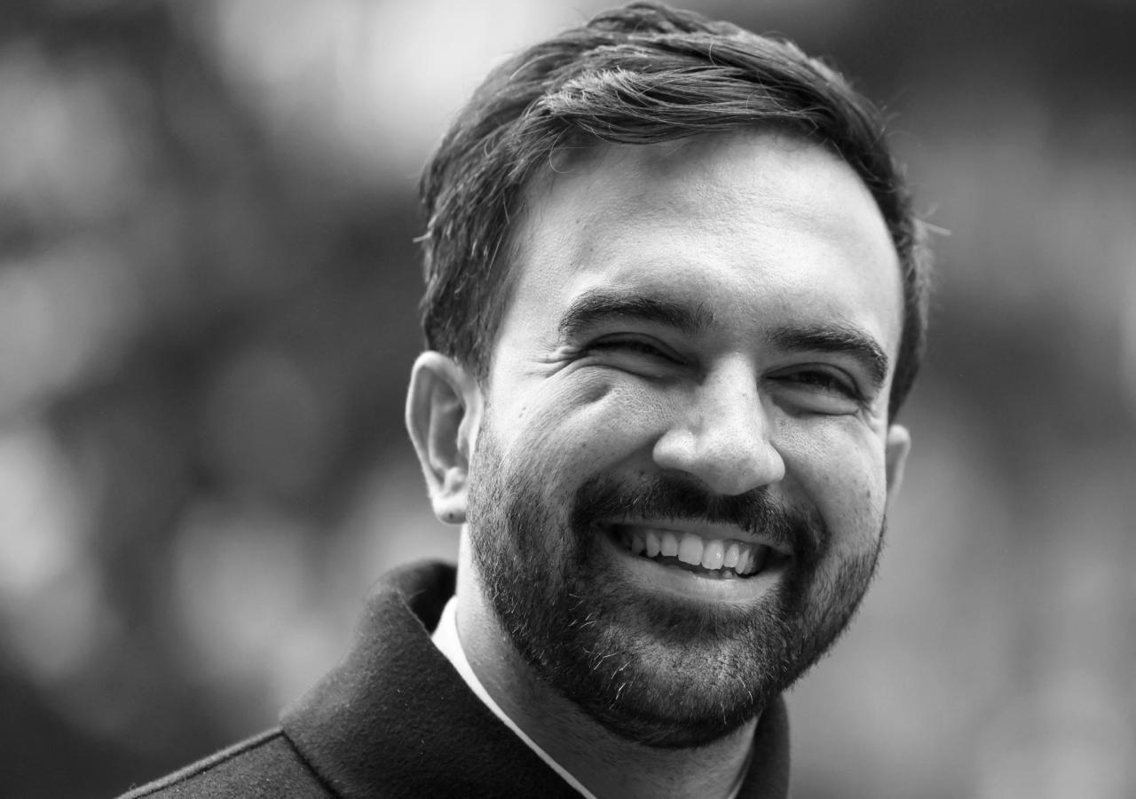 Zoran Mamdani lacht in die Kamera