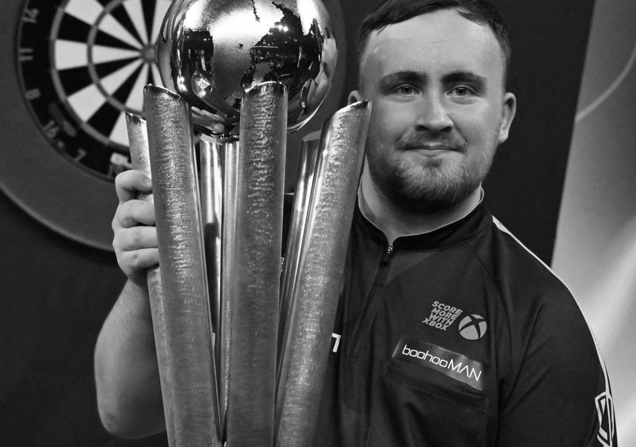 Luke Littler mit seiner Trophäe für die Dart-WEM
