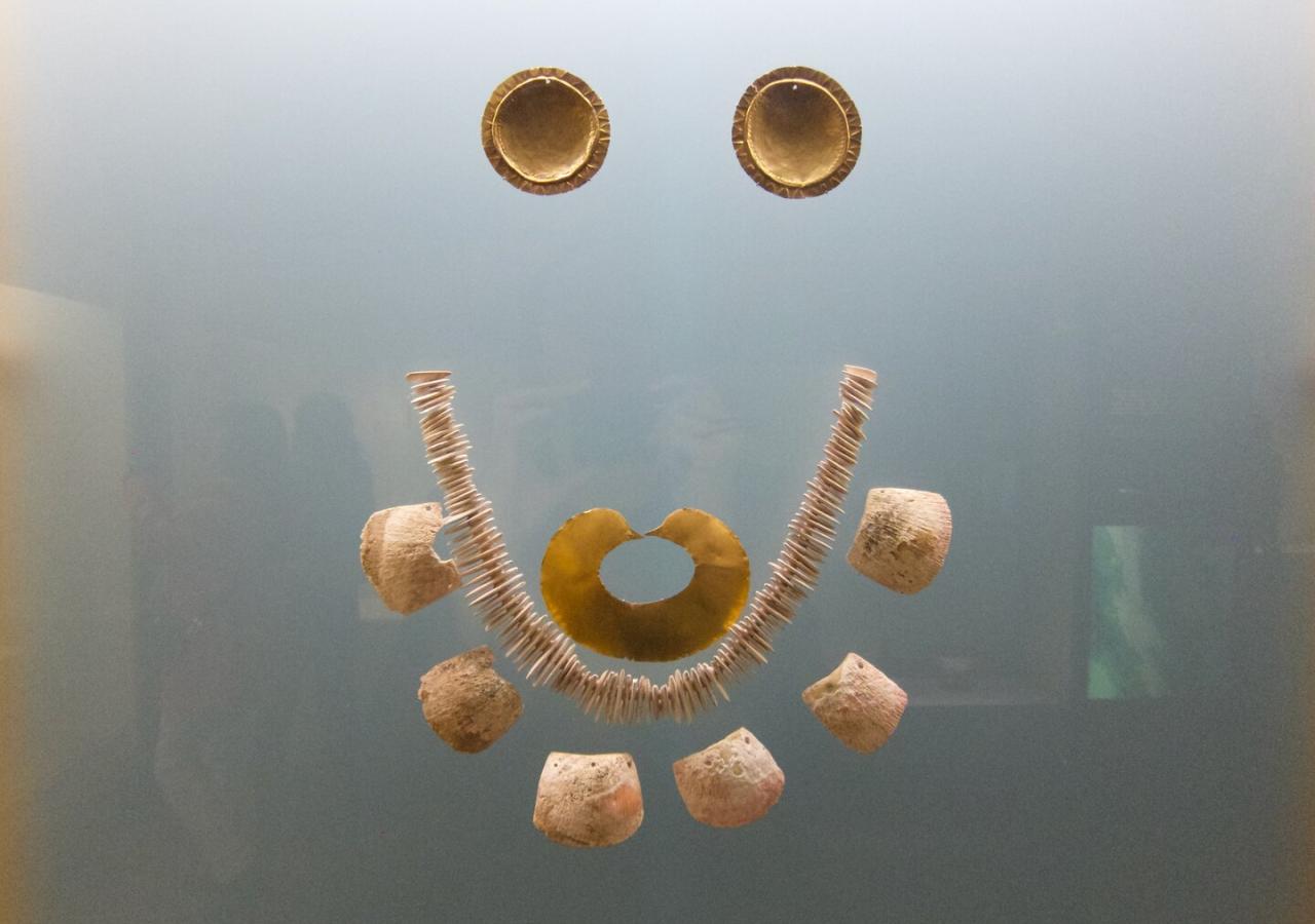 Schmuck aus Gold und Muscheln