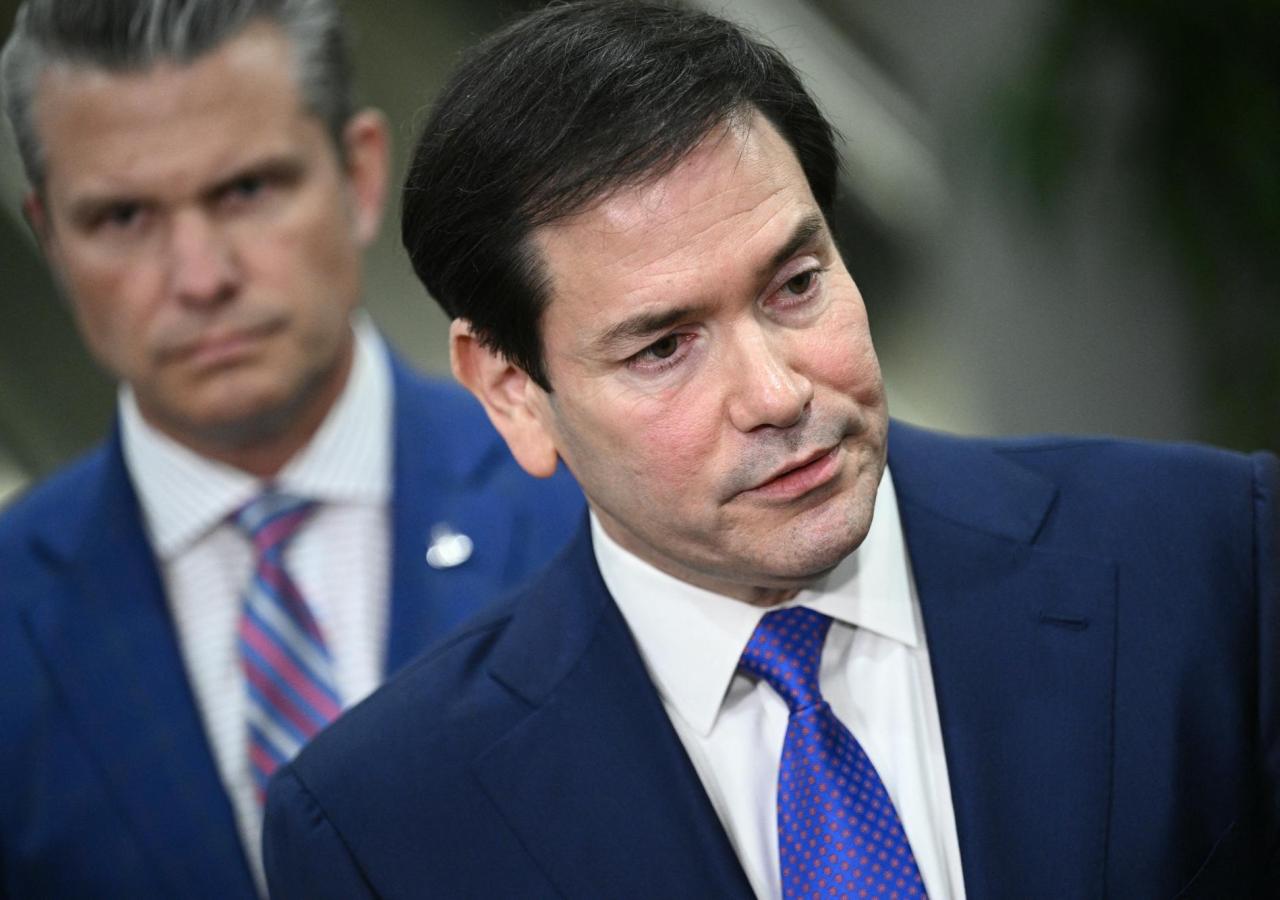 Marco Rubio in einem Anzug, links steht Pete Hegseth