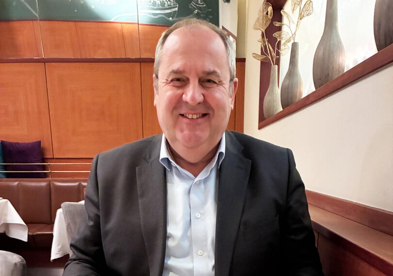 Josef Pröll sitzt im Restaurant Salzgries an einem Tisch