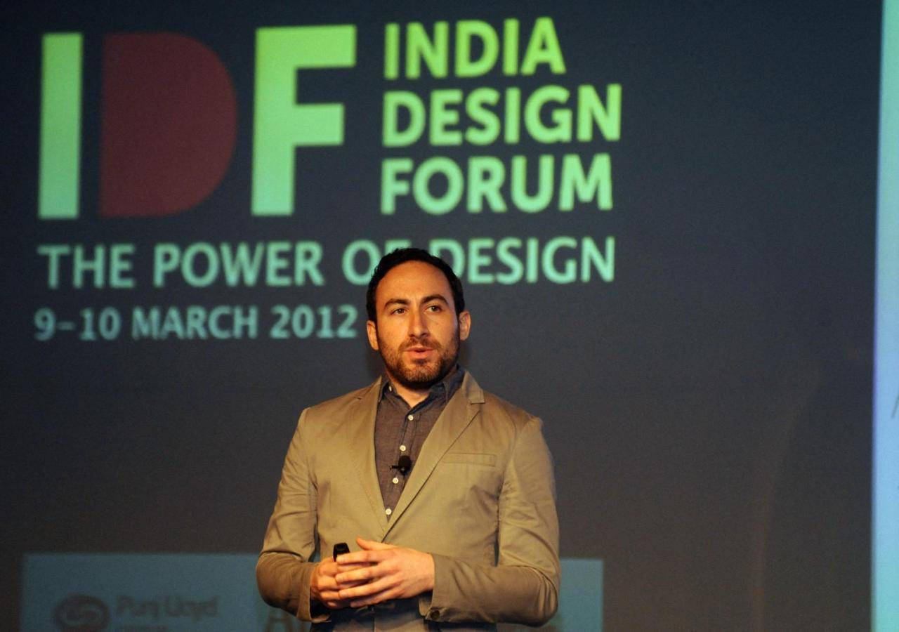 Adam Bly steht in Sakko vor der Schrift: "IOF India Design Forum"