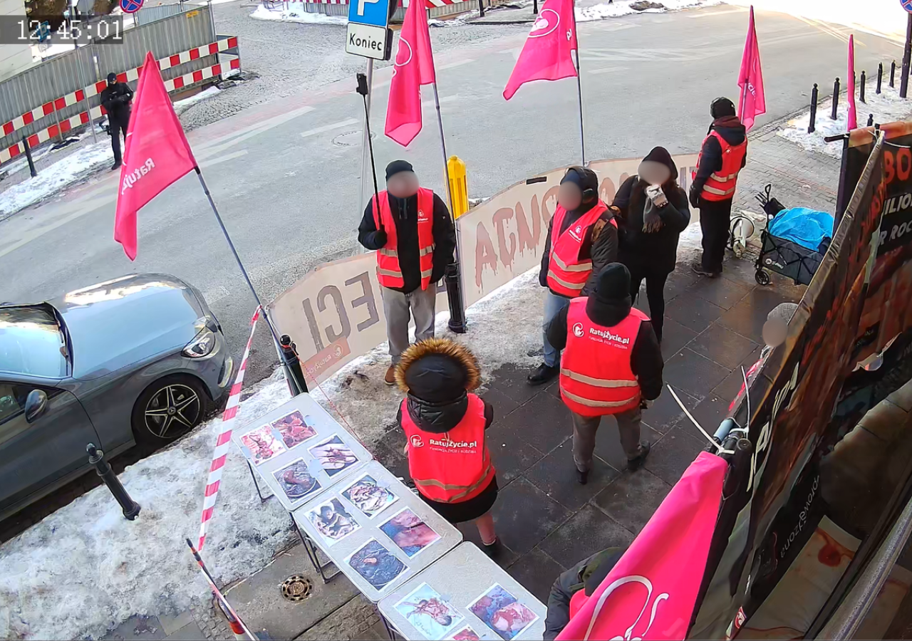 Abtreibungsgegner blockieren den Eingang von der Klinik