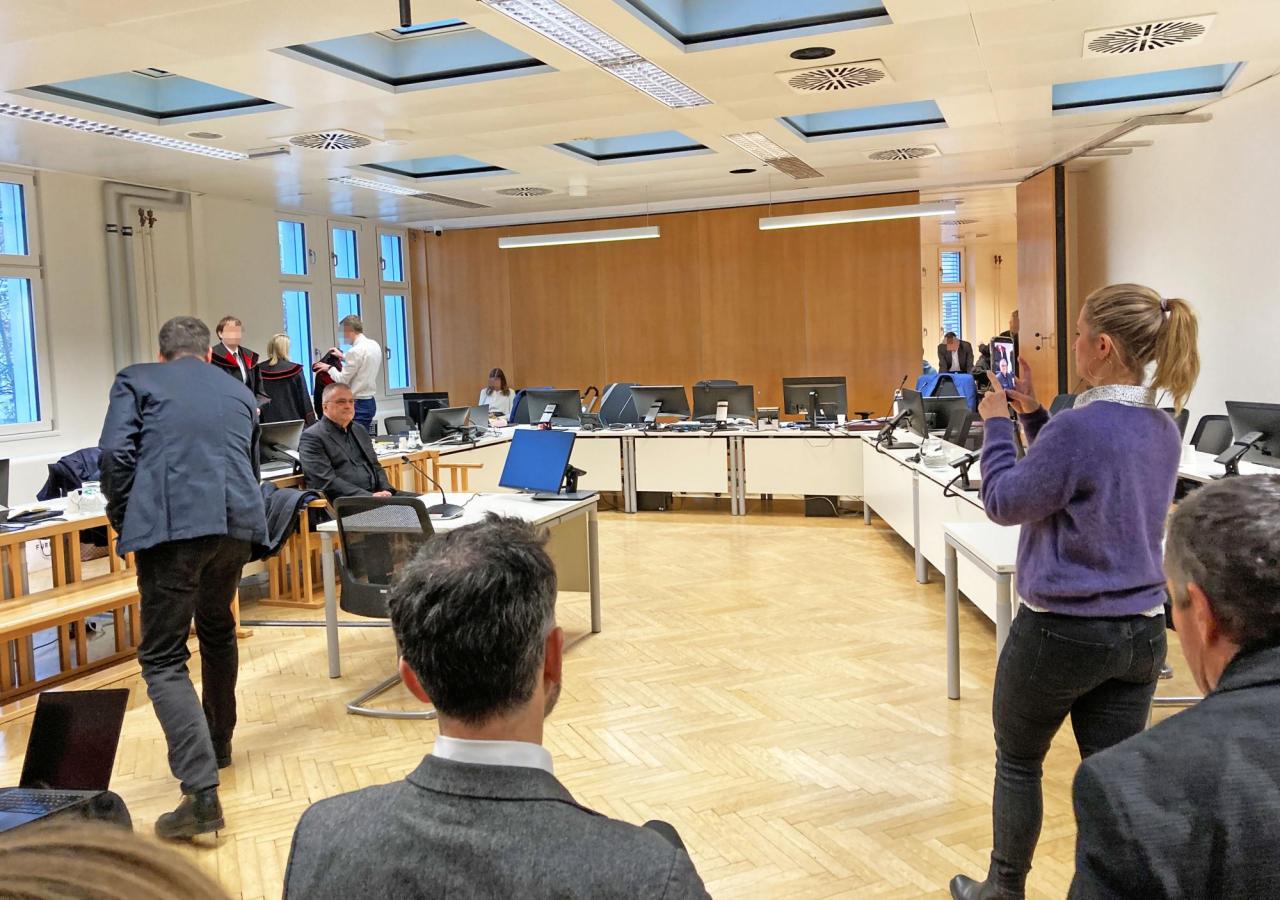 profil-Chefredakteurin Anna Thalhammer fotografiert Egisto Ott vor Beginn des Prozesses wegen des Verdachts der Russland-Spionage. Ott hat sämtliche Vorwürfe immer bestritten, es gilt die Unschuldsvermutung.