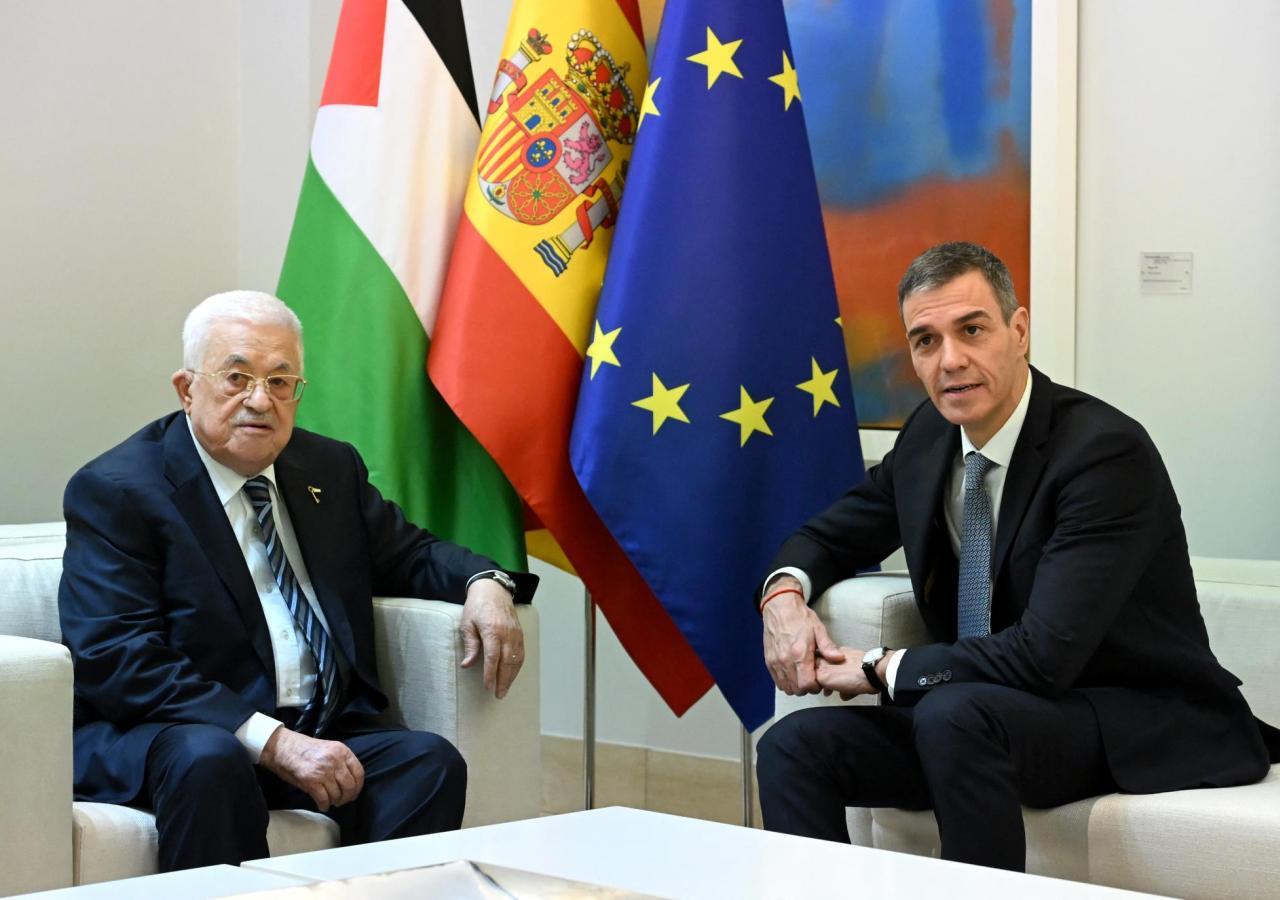 Der palästinensische Präsident Mahmud Abbas und Spaniens Premier Pedro Sánchez sitzen auf Sofas.