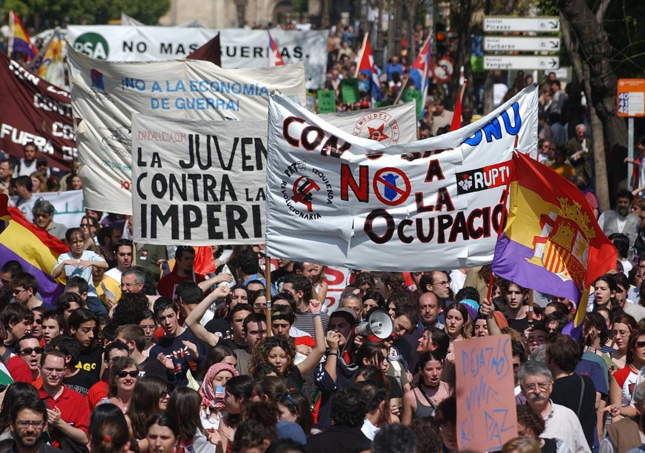 Demozug, Plakat mit "No a la ocupacion" ist lesbar.