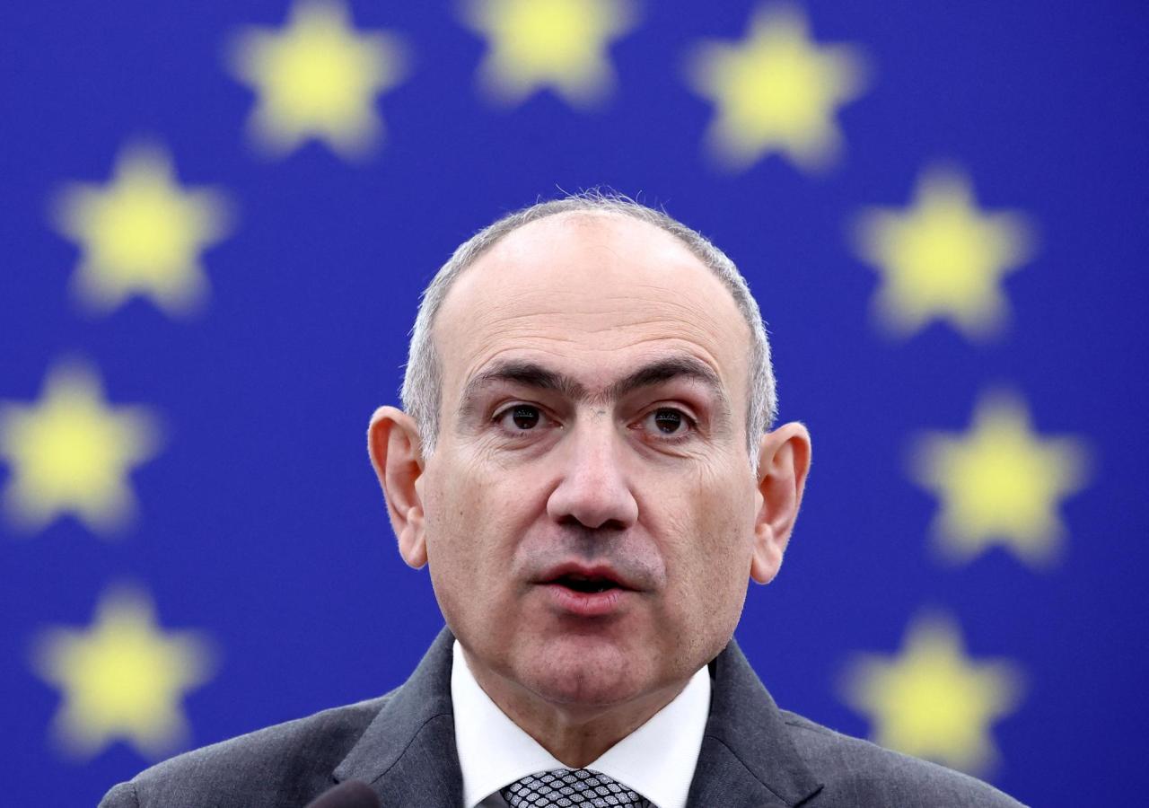 Armeniens Premier Nikol Paschinjan vor EU-Sternen.