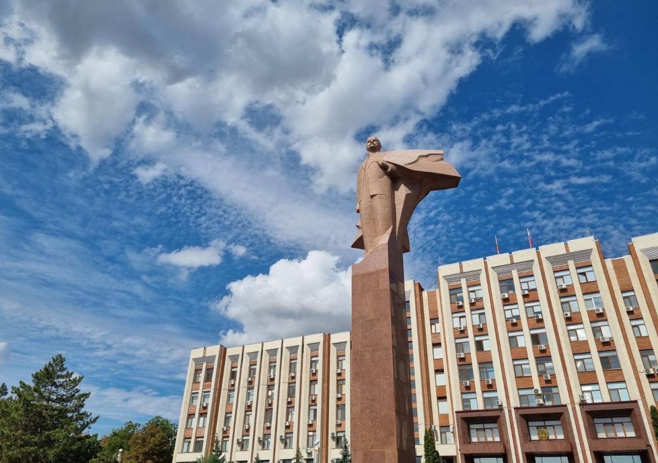 Lenin-Statue vor dem Haus der Räte in Tiraspol, Transnistrien.