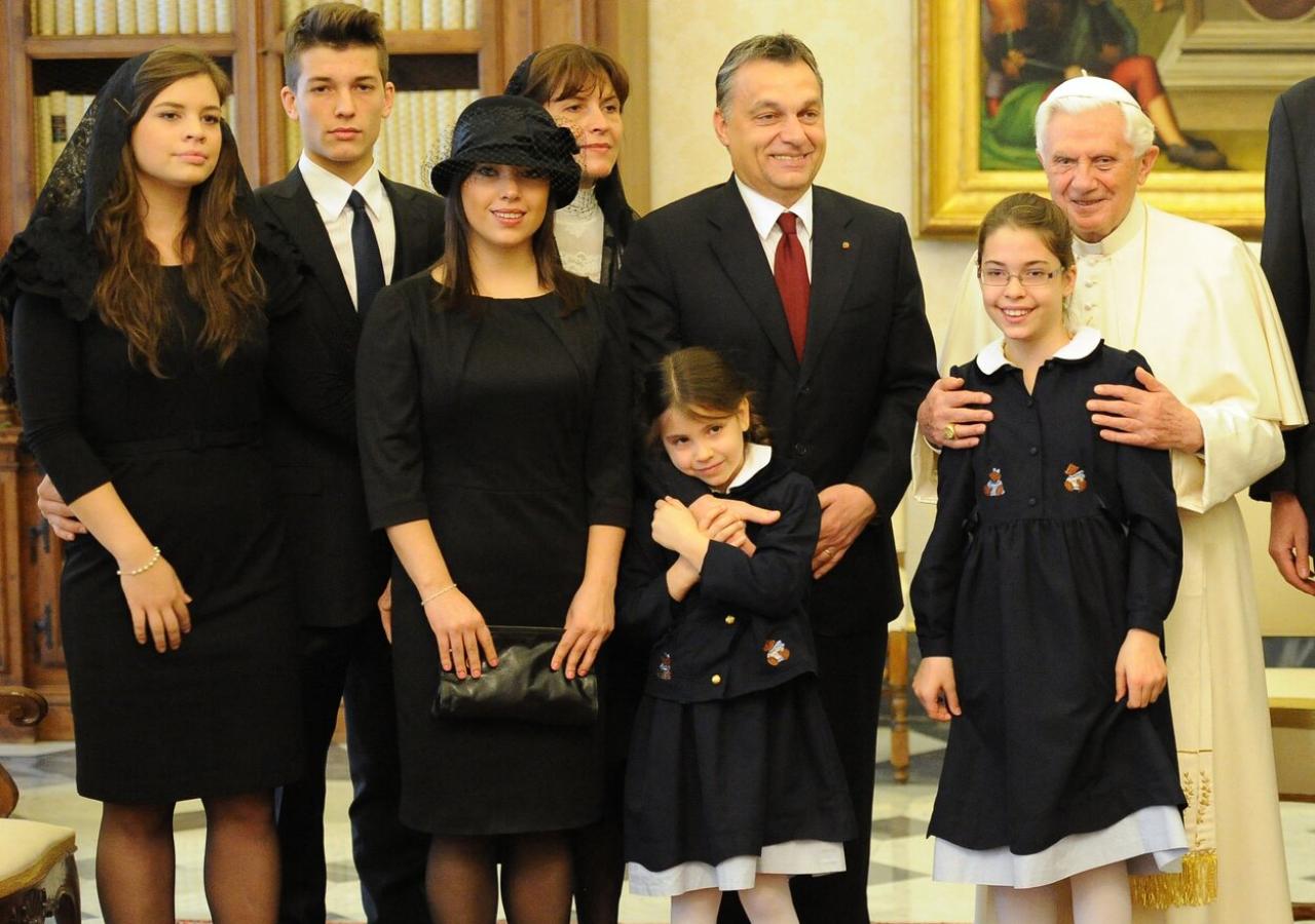 Viktor Orbán steht mit Frau und Kindern neben Papst Benedikt.