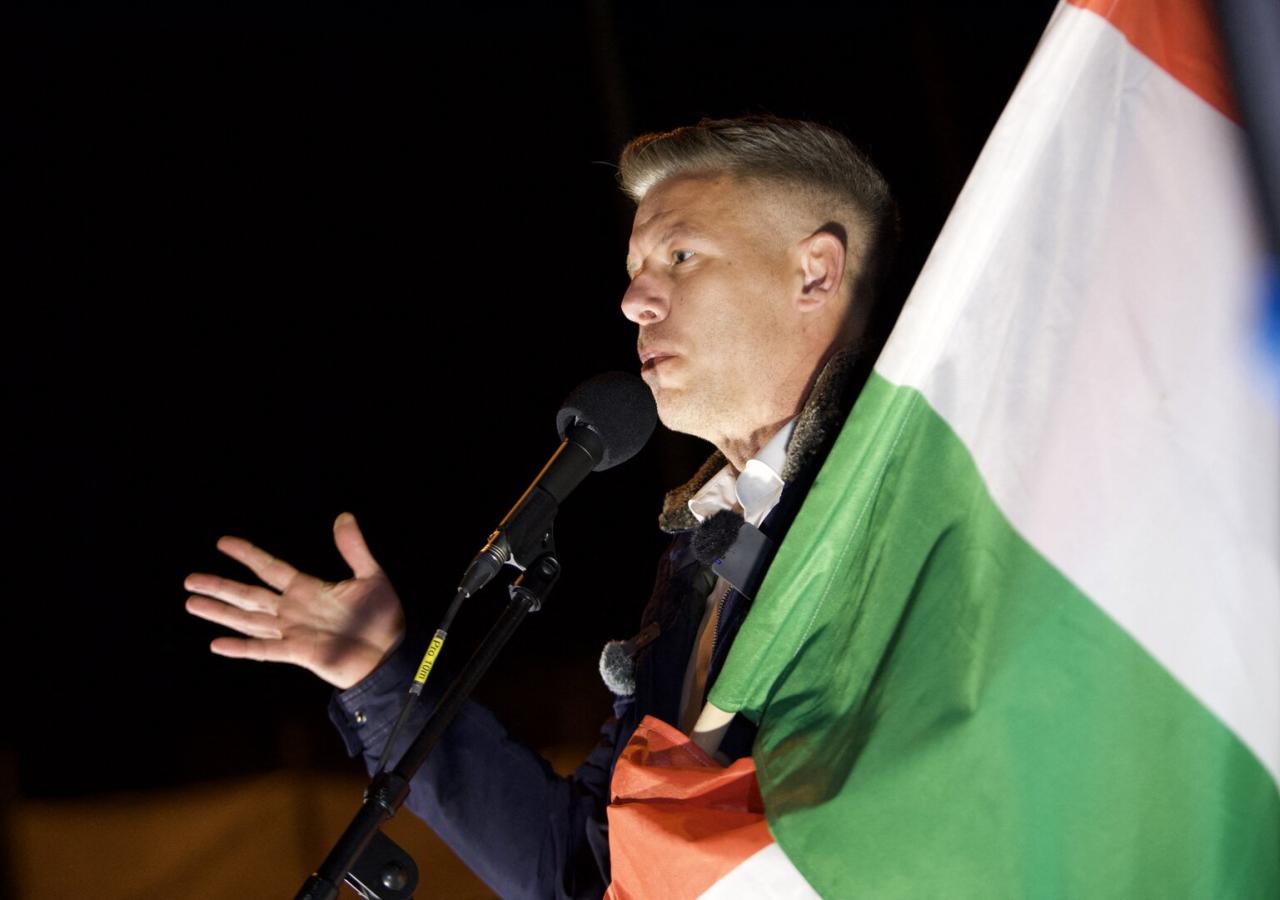 Peter Magyar mit Ungarn-Flagge.