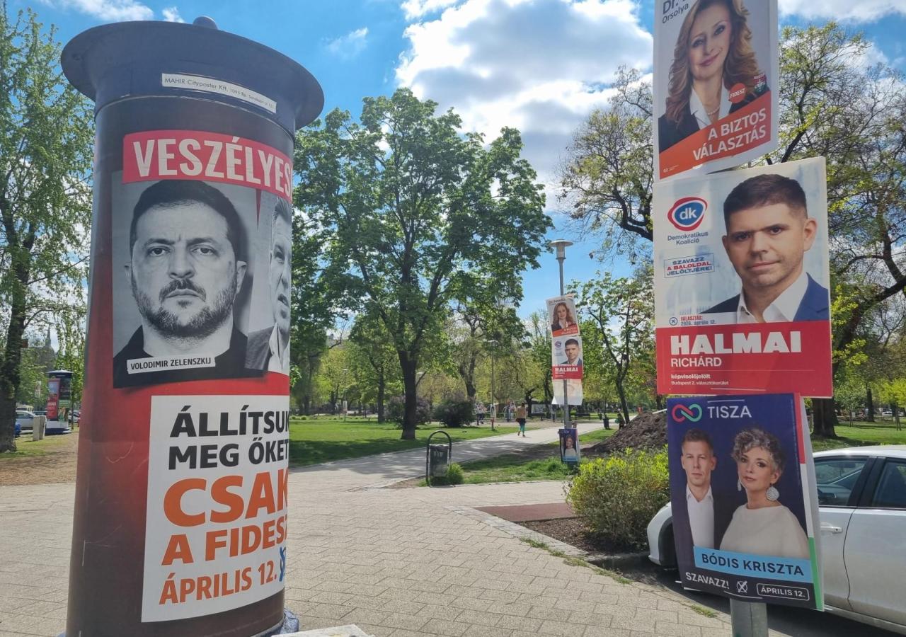 Wahlposter, auf einem sieht man einen grimmig blickenden Volodymyr Zelensky.