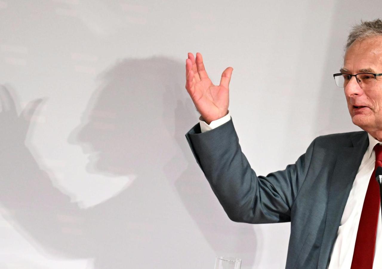 Finanzminister Markus Marterbauer mit erhobener Hand.