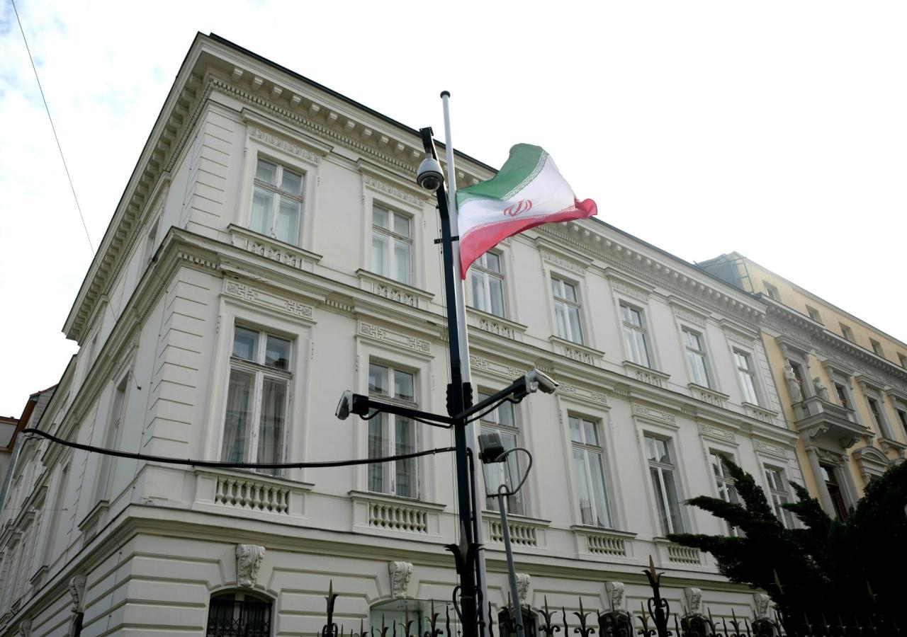 Die Iran-Flagge weht auf einem Mast vor der iranischen Botschaft.