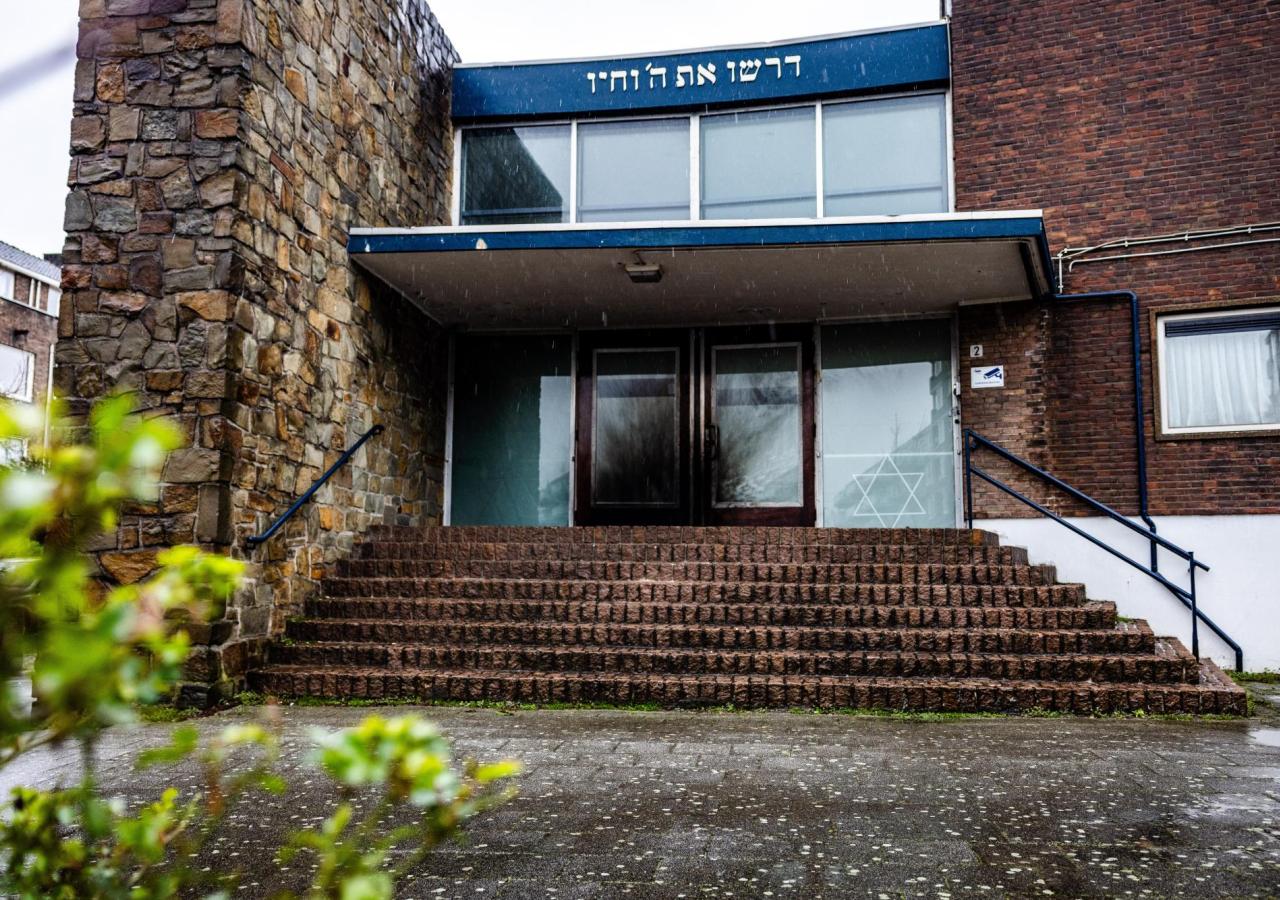 Synagoge in Rotterdam: Der Eingangsbereich ist schwarz gefärbt.