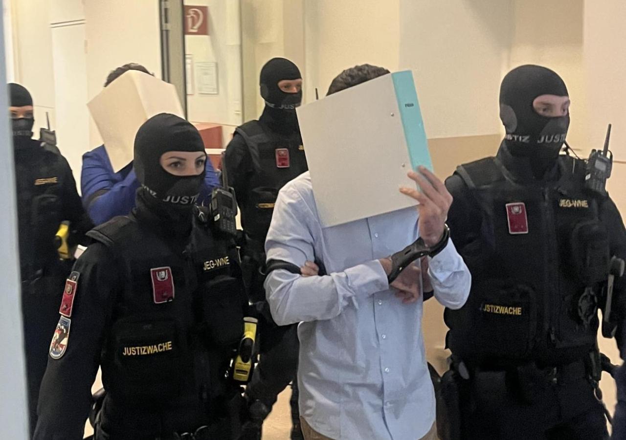 Zwei Angeklagte werden zum Richter geführt