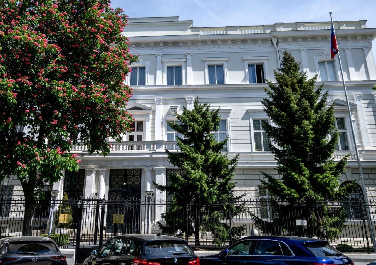 Botschaftsgebäude von außen, rechts russische Fahne.