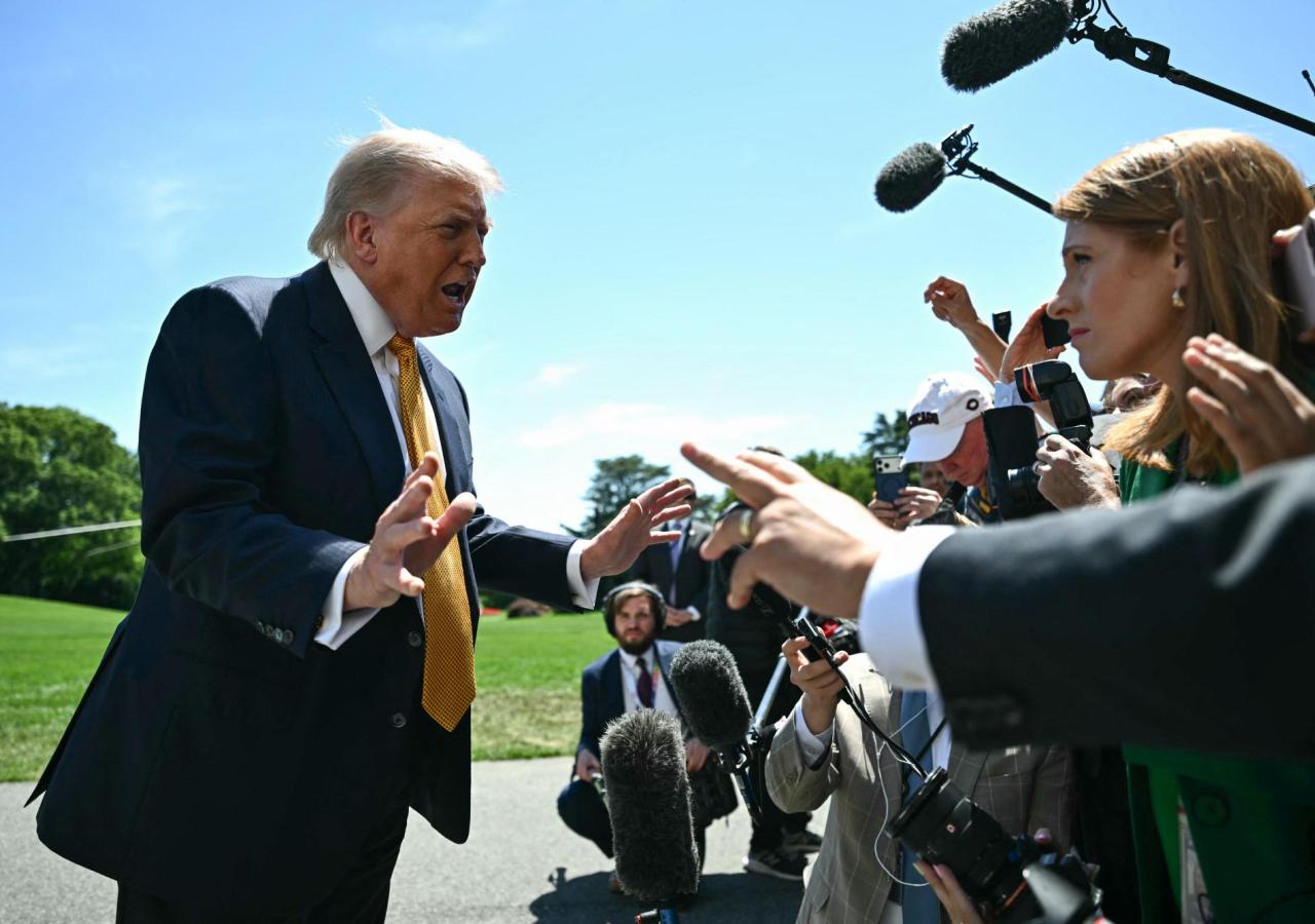 Donald Trump redet mit einer Reihe an Reportern.