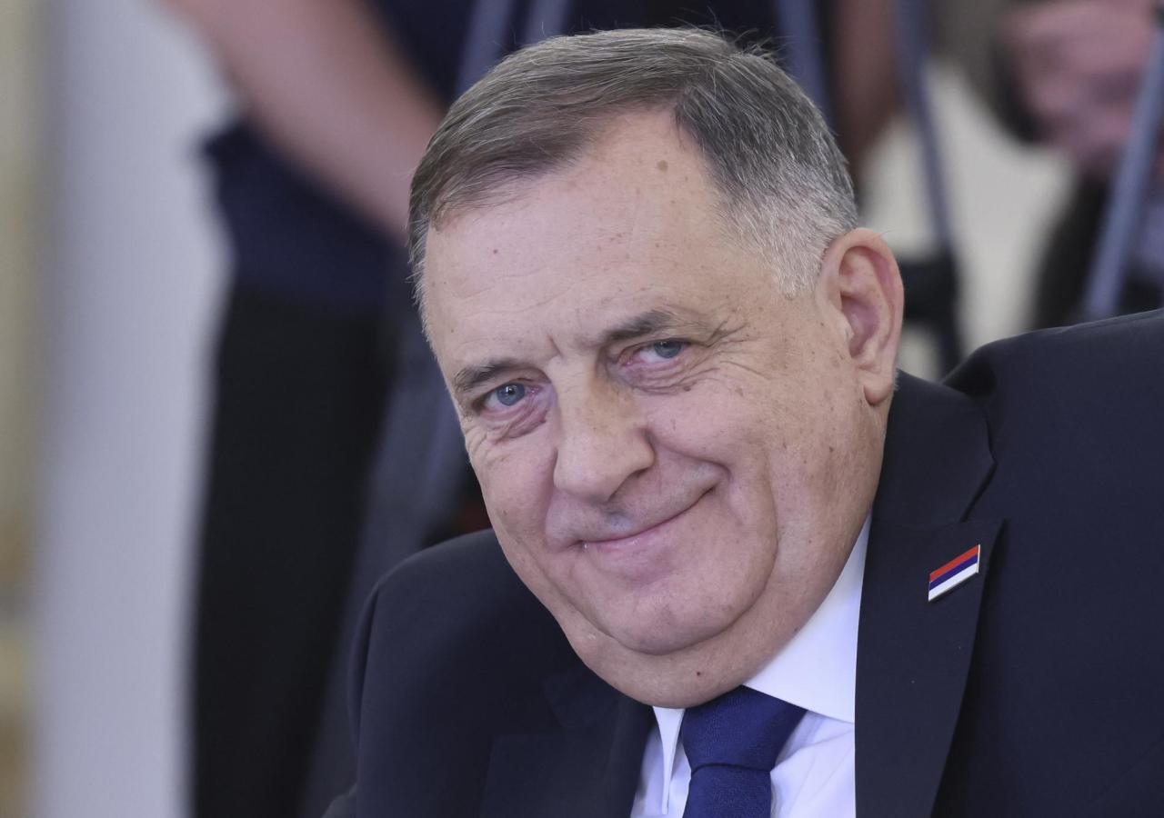 Milorad Dodik, mit Serben-Flagge am Anzug-Revers.