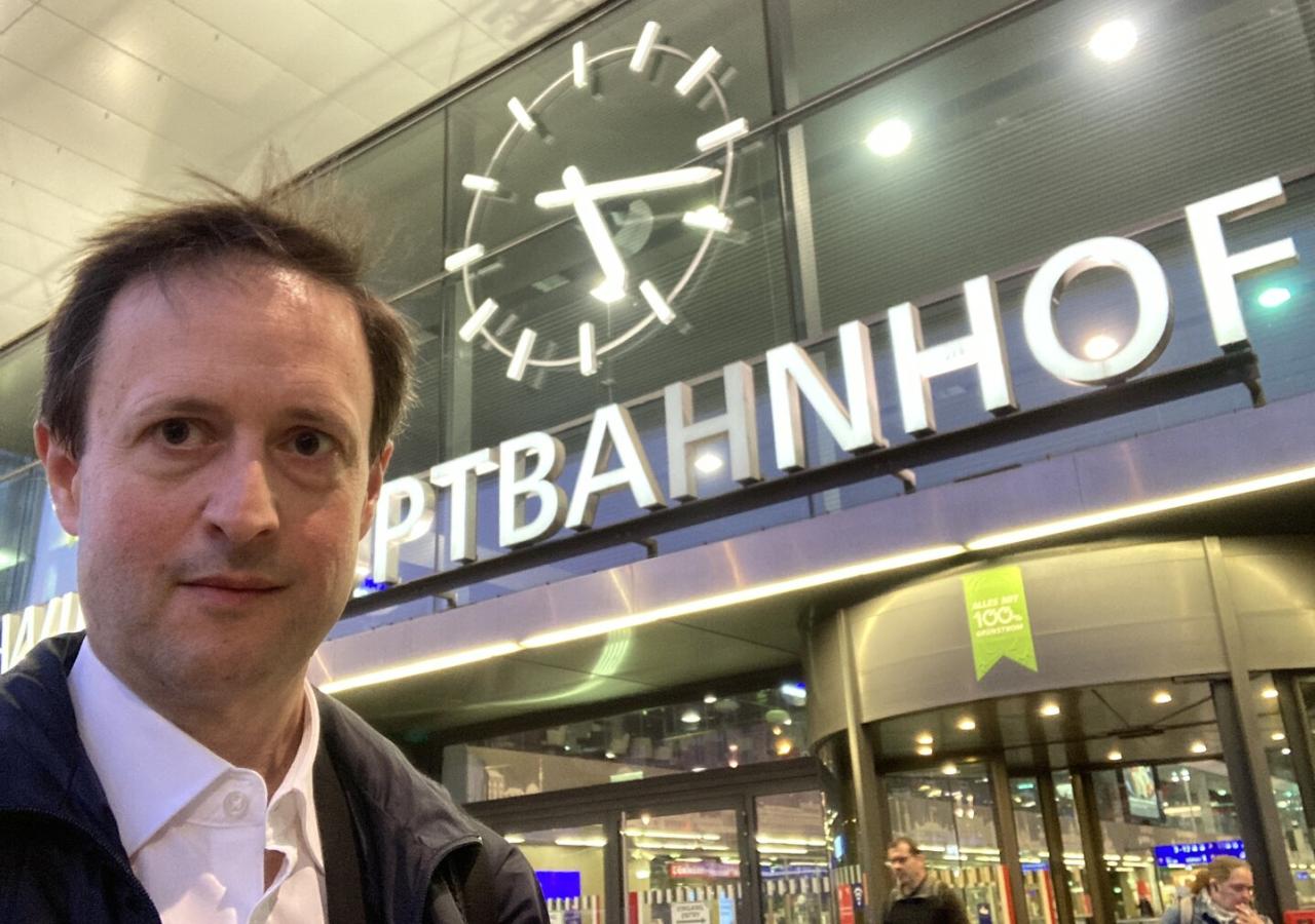 profil-Chefreporter Stefan Melichar am Wiener Hauptbahnhof auf dem Weg zu einer Gerichtsverhandlung