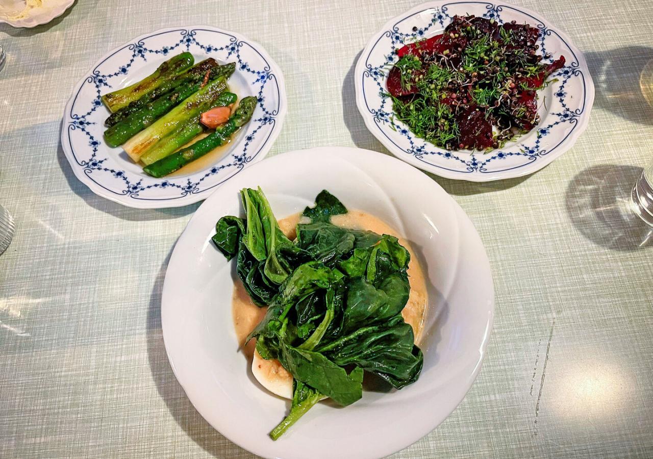 Das Bild zeigt grünen Spargel, einen Rote-Rüben-Salat und ein Senf-Ei