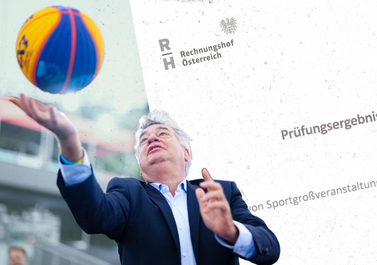Ex-Sportminister Werner Kogler (Grüne) im Anzug wirft einen blau-gelben Ball. Dahinter liegt ein Rechnungshofbericht zu Sportgroßveranstaltungen