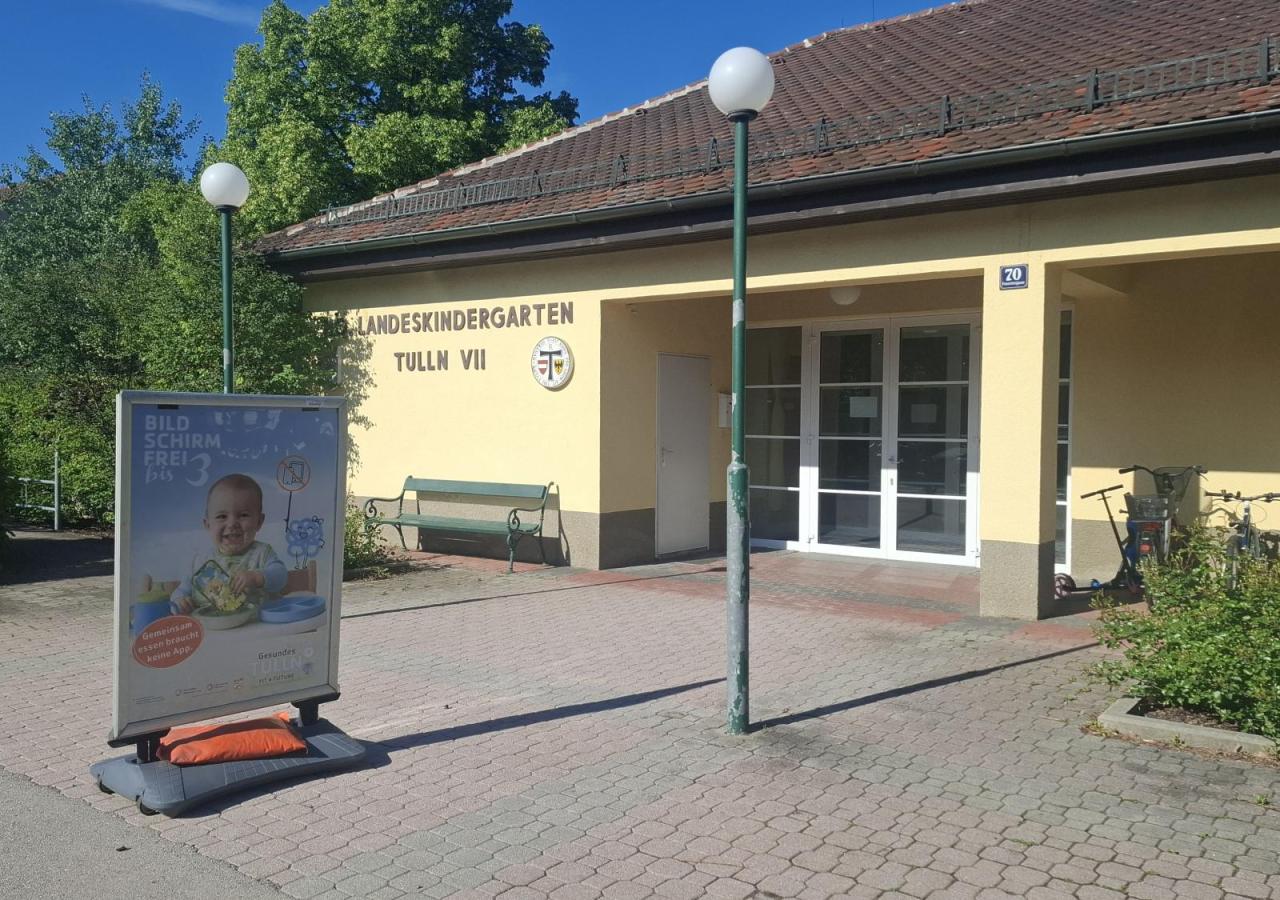 Ein Aufsteller vor einem Kindergarten in Tulln
