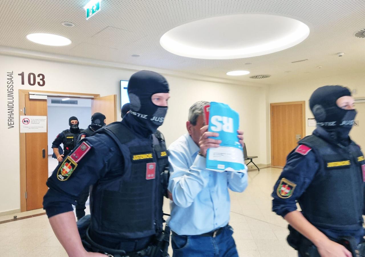 H. verlässt den Gerichtssaal.