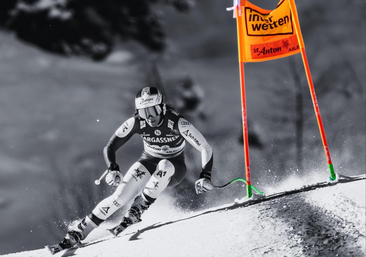 Ricarda Haaser (AUT) am Samstag, 11. Jänner 2025 während der Abfahrt der Frauen in St. Anton am Arlberg. Sie fährt um ein rotes Interwetten-Tor. 