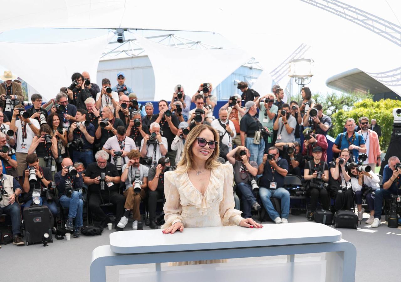 Ornella Muti in weißem Kleid vor vielen Fotograf:innen in Cannes