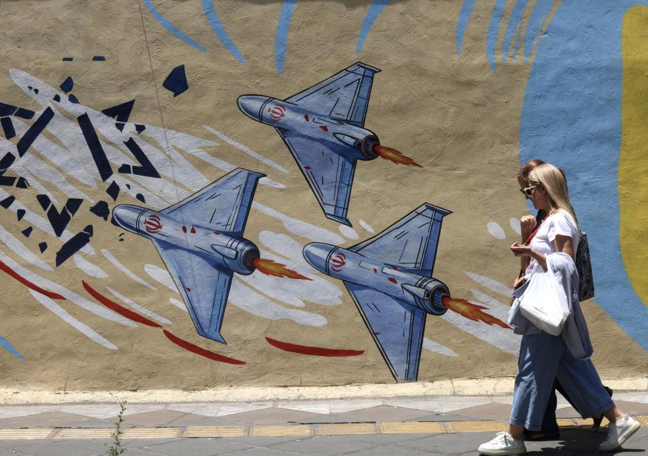 Mural von drei Drohnen mit dem Logo der Islamischen Republik Iran zerstören einen Davidstern. 