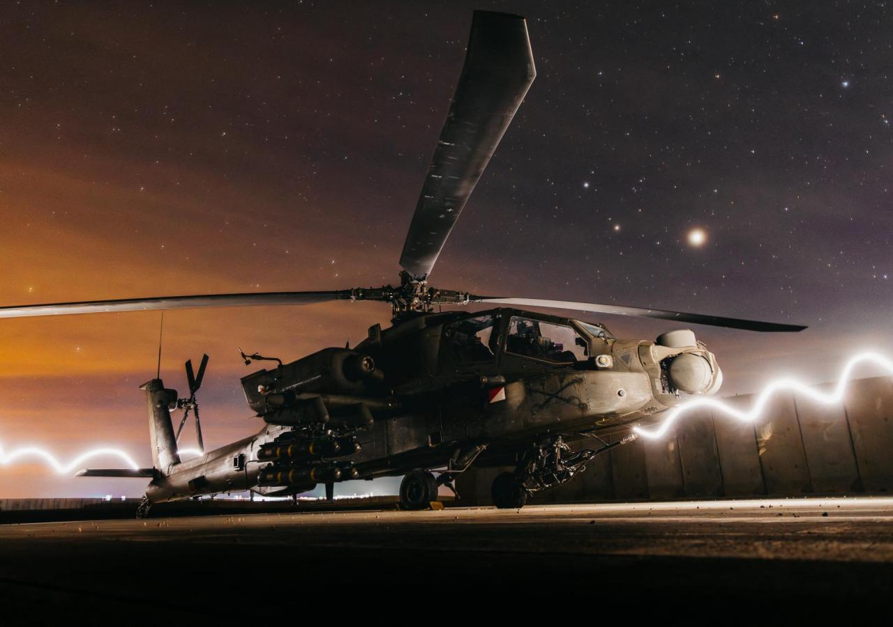 US-Apache-Heli vor einem Sternenhimmel