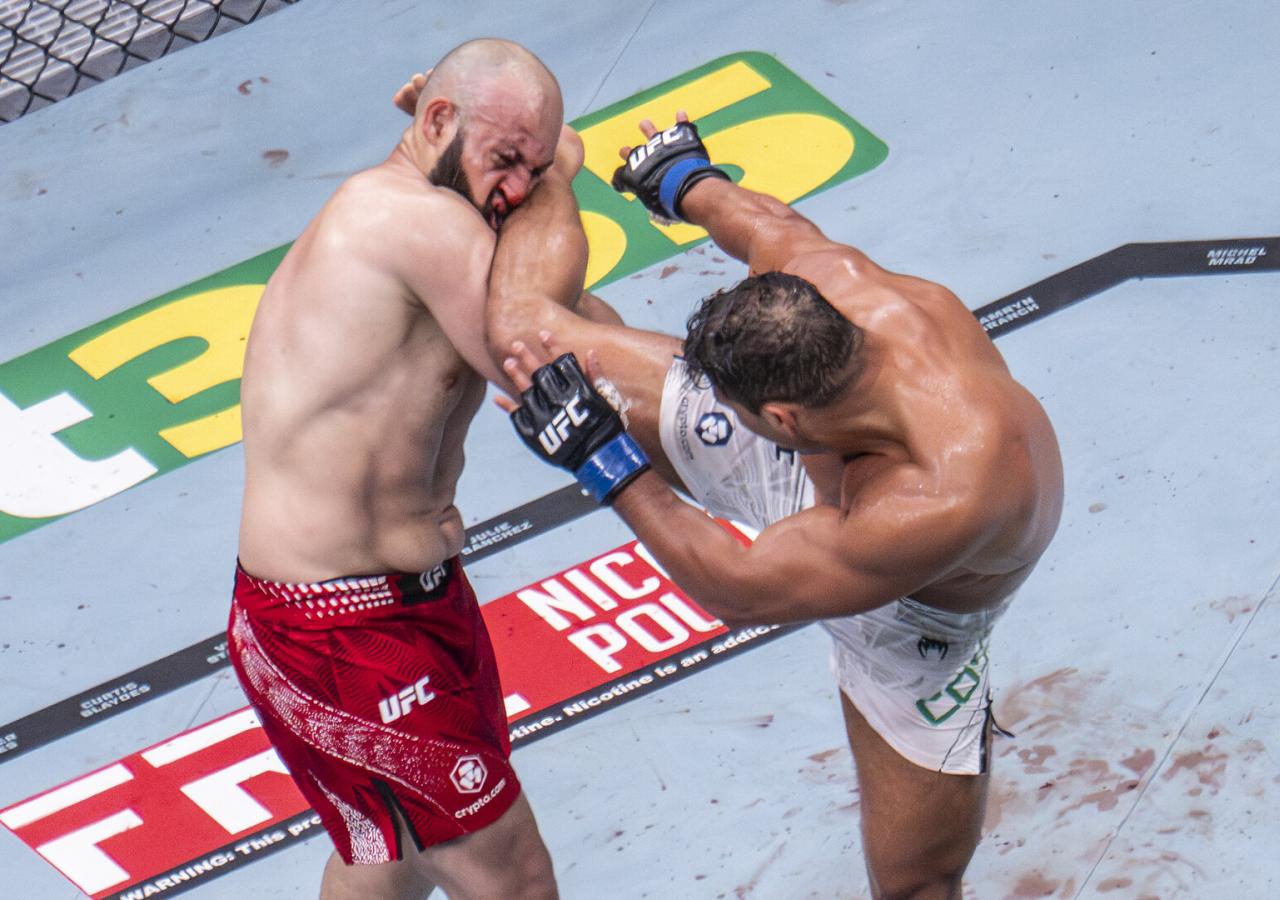 Ein MMA-Kämpfer tritt einem anderen mit dem Fuß ins Gesicht.