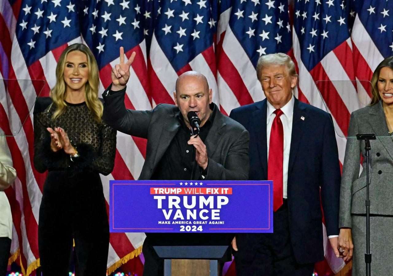 Dana White spricht vor einem Pult mit der Aufschrift "Trump will fix it - Trump Vance", rechts stehen Donald und Melania Trump.