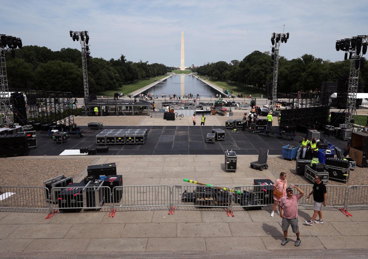 Vor dem Lincoln Memorial Pool wird eine Bühne aufgebaut.