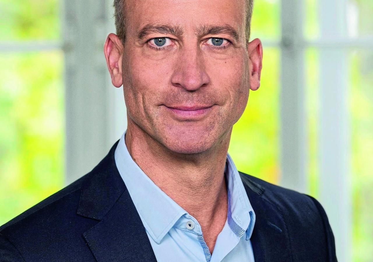 Porträt von Onkologe Gerald Prager, blaues Hemd, schwarzer Anzug