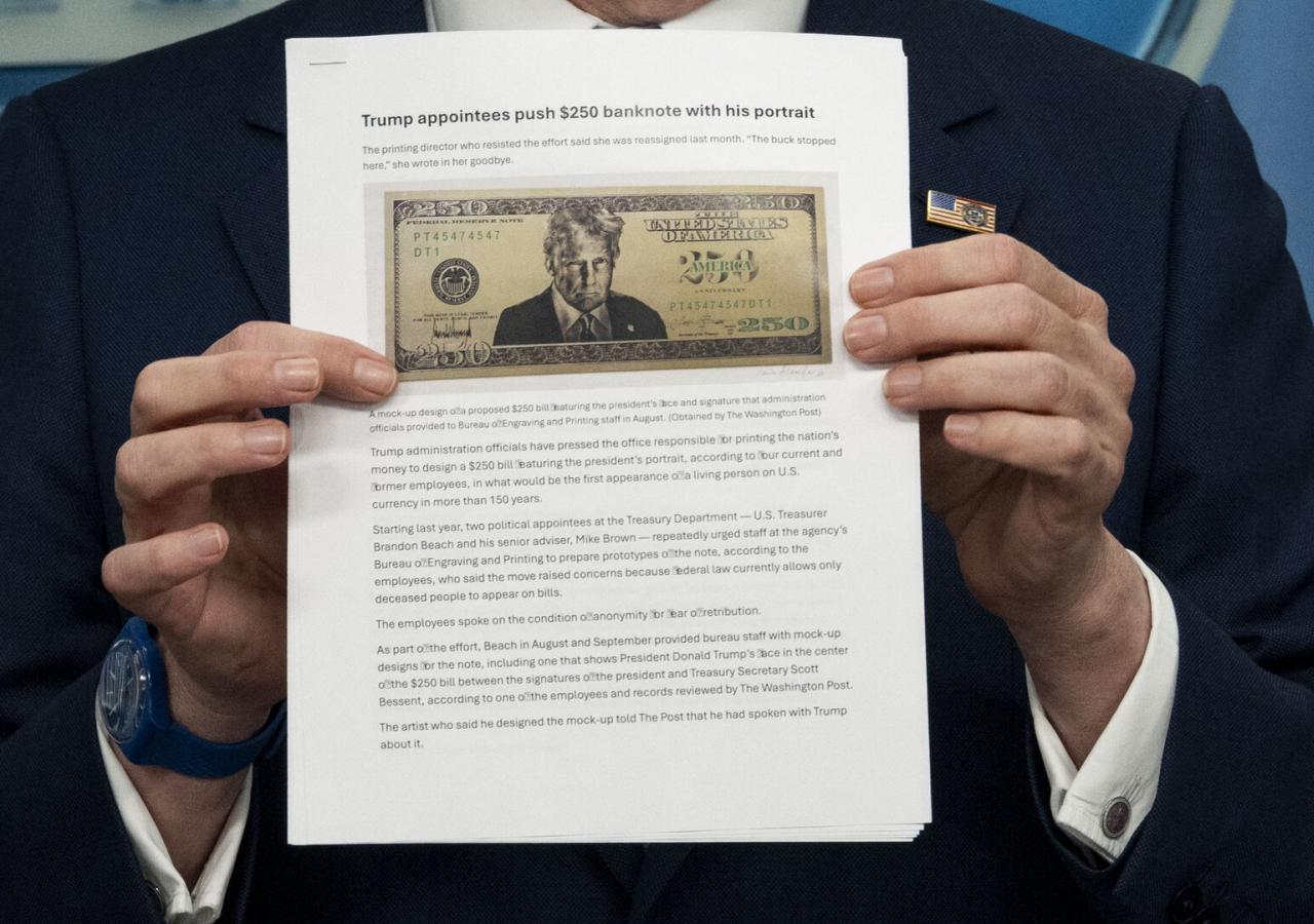 Auf einem Zettel sieht man einen Dollarschein mit dem Gesicht von Trump.