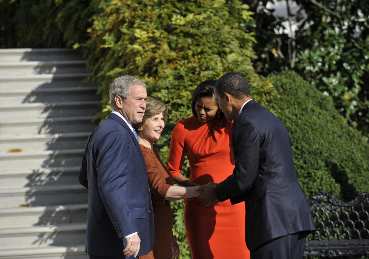 Barrack Obama und George Bush unterhalten sich zusammen mit ihren Ehefrauen.
