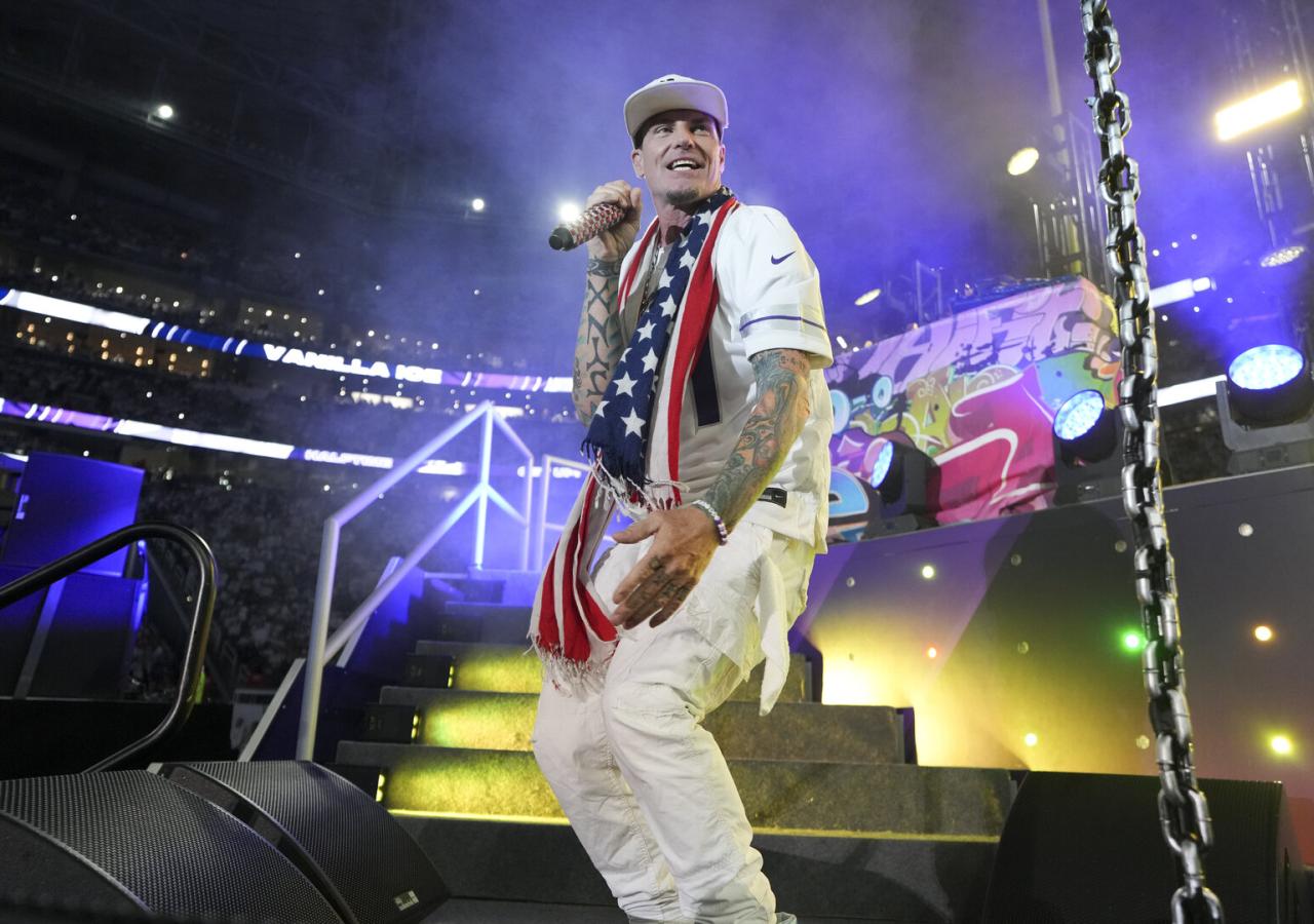 Vanilla Ice auf einer Bühne mit US-Schal