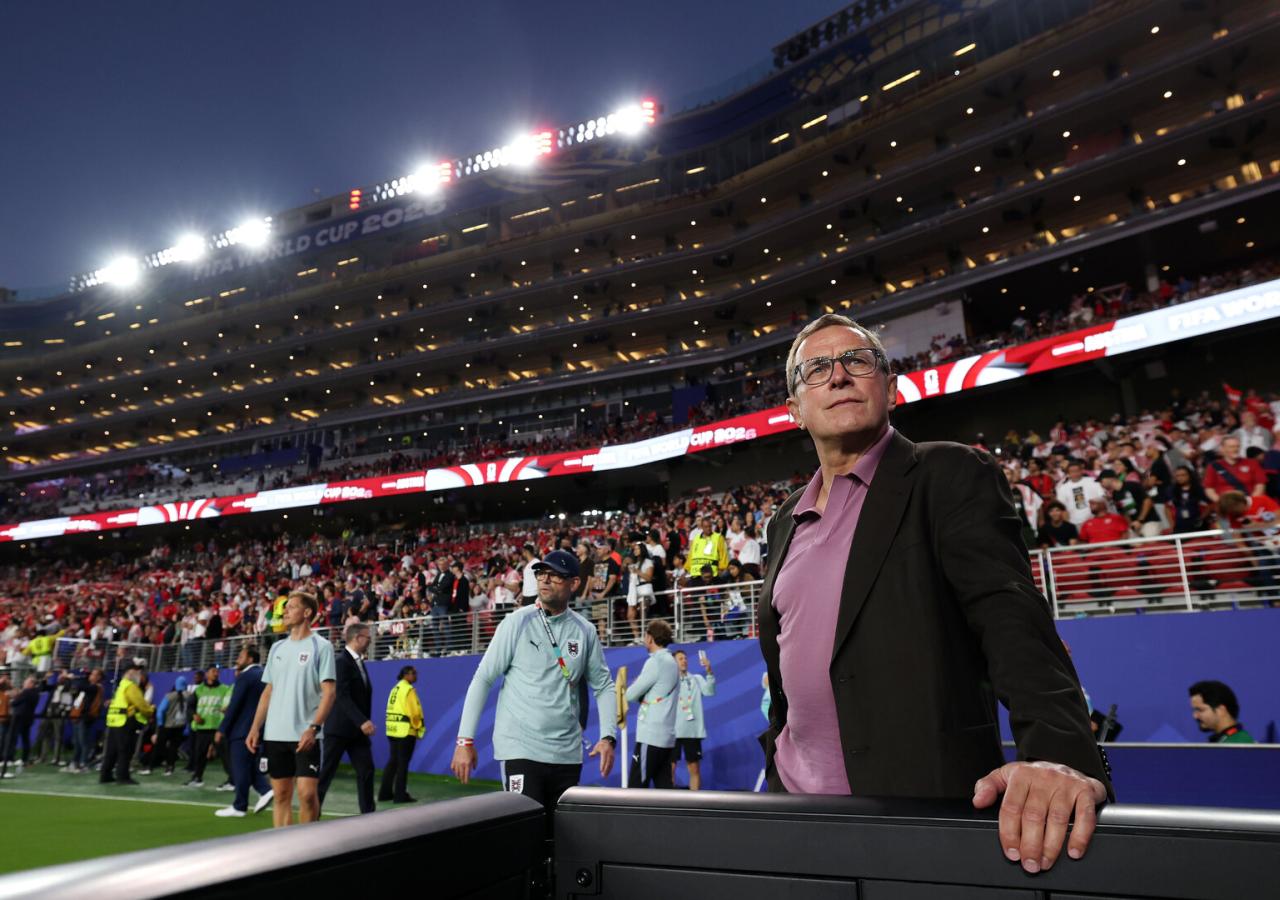 Ralf Rangnick steht im Stadion von San Francisco auf dem Spielfeld, im Hintergrund volle Zuschauerränge