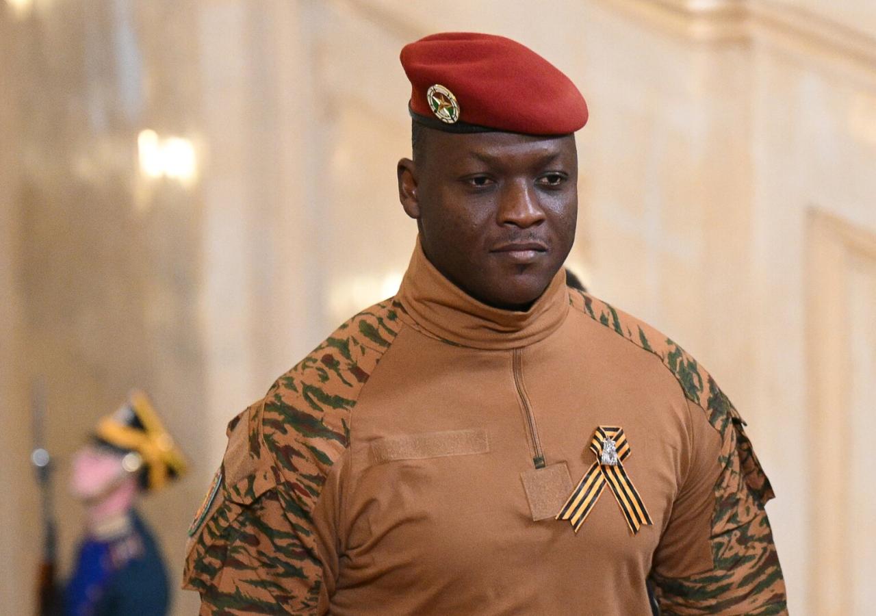 Ibrahim Traoré in Militäruniform in einem russischen Palast.