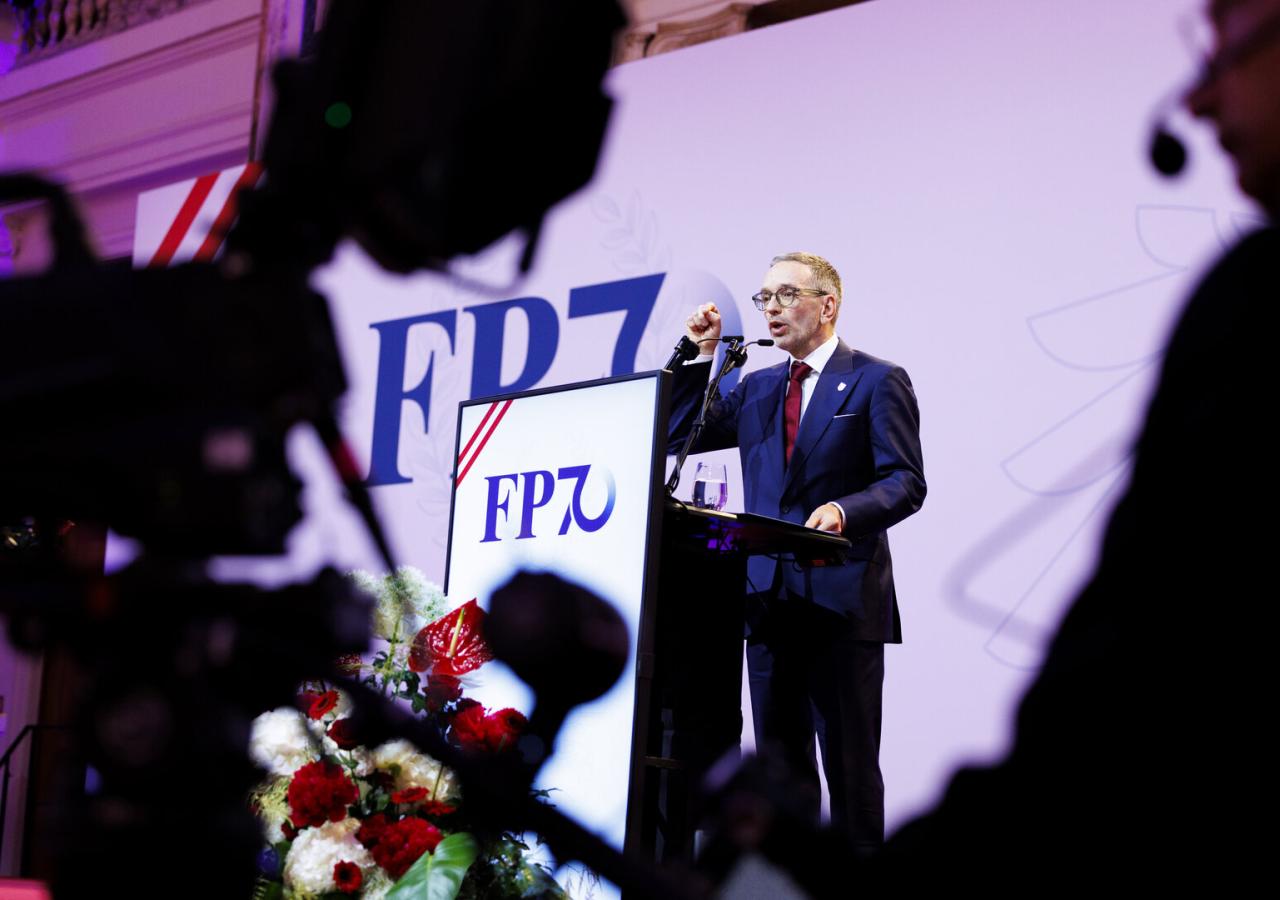 Herbert Kickl spricht bei einer FPÖ-Veranstaltung vor einem Rednerpult mit dem Logo der Partei.