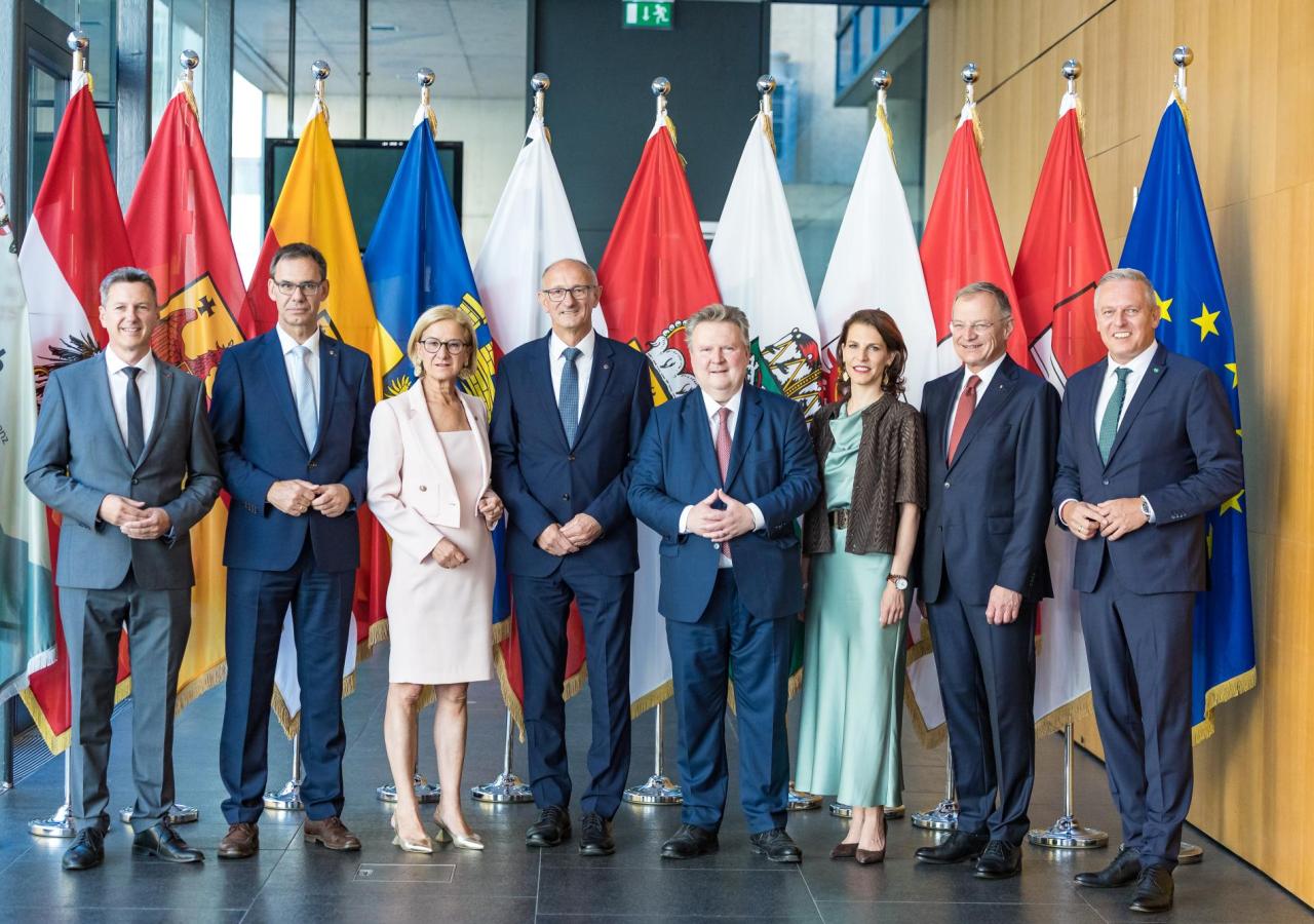 Das Gruppenfoto der Sitzung der Landeshauptleute in Tirol: Daniel Fellner (SPÖ Kärnten), Markus Wallner (ÖVP Vorarlberg), Johanna Mikl-Leitner (ÖVP Niederösterreich), Anton Mattle (ÖVP Tirol), Michael Ludwig (SPÖ Wien), Karoline Edtstadler (ÖVP Salzburg), Thomas Stelzer (ÖVP Oberösterreich), Mario Kunasek (FPÖ Steiermark) 