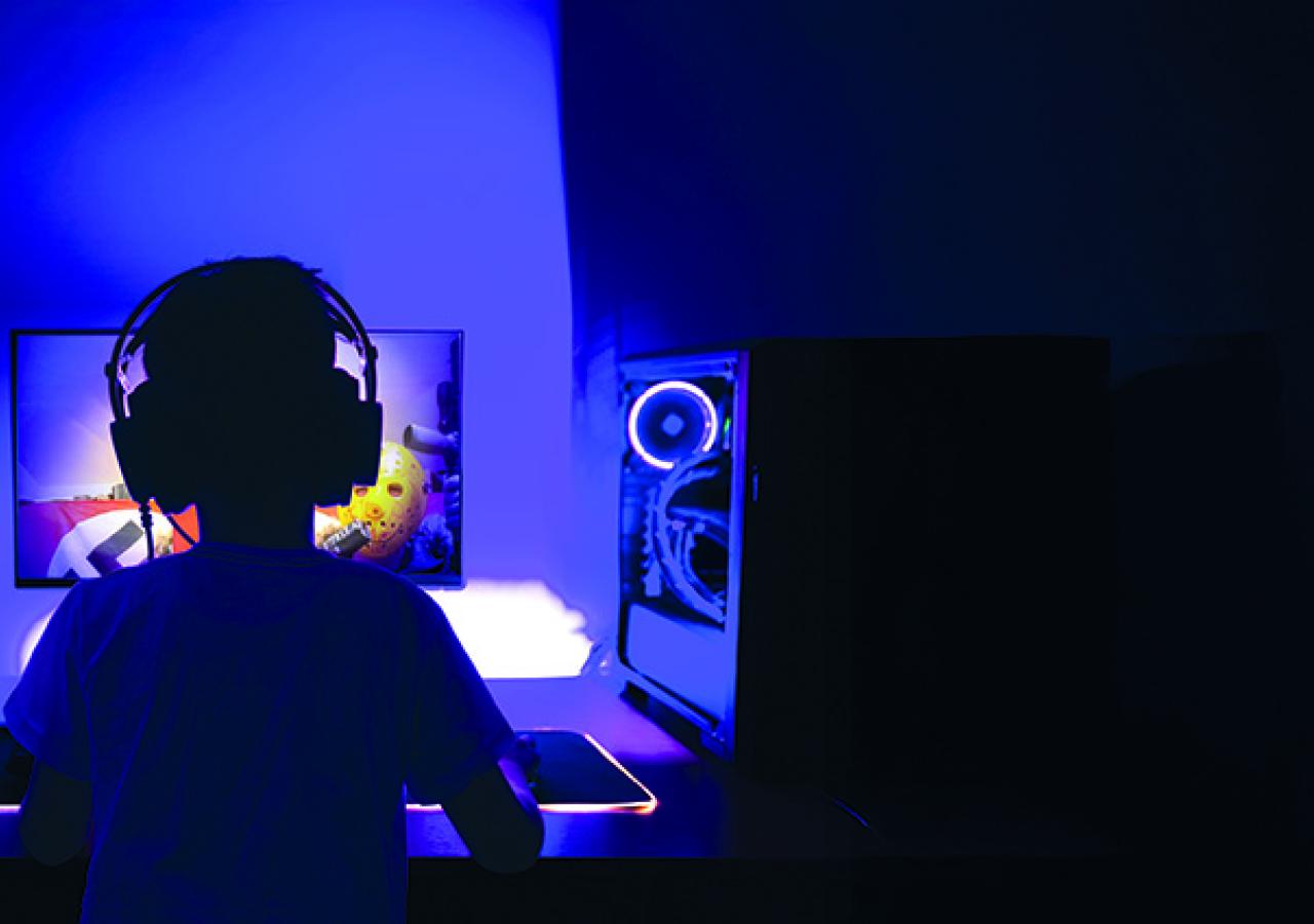 Kind sitzt vor dem Computer